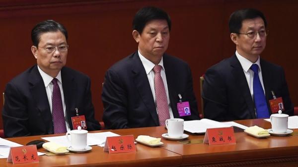上海市委书记、政治局委员韩正（右）与中央书记处书记、中央办公厅主任、中央政治局委员栗战书（中）、中央政治局委员赵乐际（左）出席中国共产党第十九次代表大会闭幕式。（图片来源：WANG ZHAO/AFP via Getty Images）