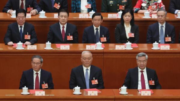 2025年3月11日,国务院总理李强、中央政治局常委蔡奇、副总理李希等在北京人民大会堂出席第十四届全国人民代表大会第三次会议闭幕式。(图片来源:Lintao Zhang/Getty Images)