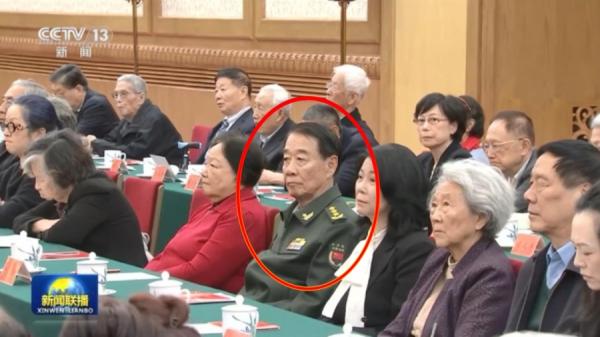 刘源穿军装出席11月20日在北京举行的胡耀邦冥诞110周年座谈会。(视频截图)