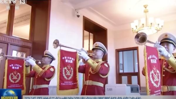 十几年来,只要是有彭丽媛陪同的国事访问,军乐团的行进演奏服都是红衣白裤。(视频截图)