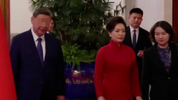 12月4日上午,北京人民大会堂里,习近平夫妇就位准备迎接即将进门的马克龙夫妇。(视频截图)