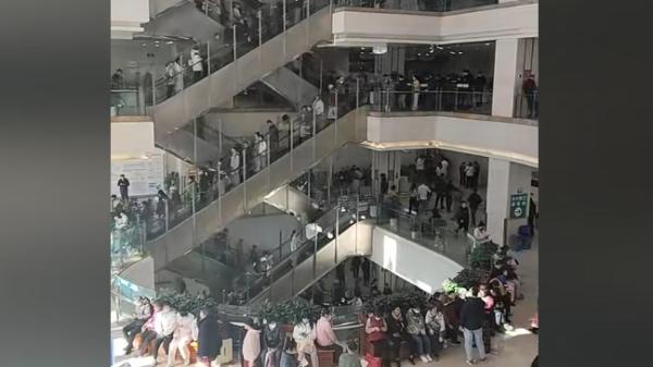 武汉协和医院11月18日爆满。（图片来源：视频截图）