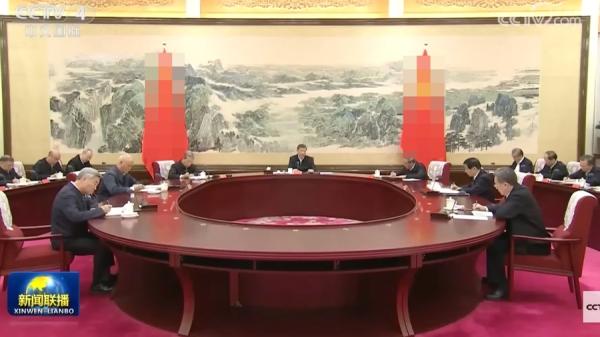中共政治局于2025年12月25日至26日召开所谓民主生活会，中共党魁习近平主持会议并发表讲话。（视频截图）