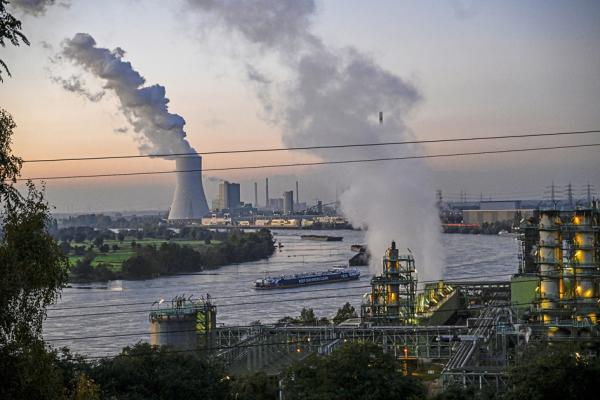 2024年10月14日，在德国杜伊斯堡，汉堡燃气发电厂和附近的焦化厂冒出蒸汽。( NA FASSBENDER/AFP via Getty Images)