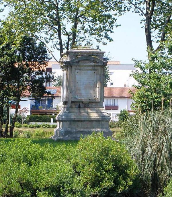 法西两国于1861年在费桑岛上竖立的《比利牛斯条约》纪念碑。（Zarate-man/Wikipedia/CC0）