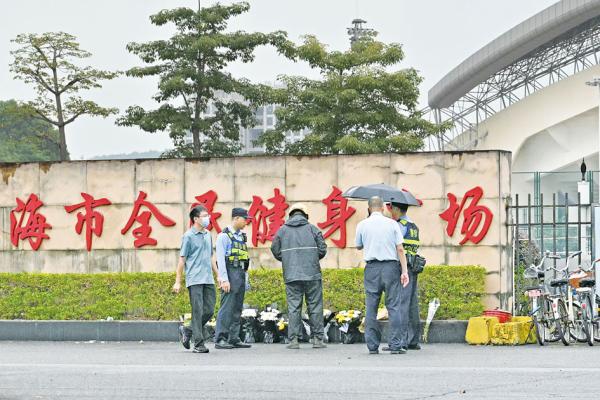 2024年11月13日，广东珠海体育中心发生男子驾车蓄意撞人事件后，市民前来悼念并献花。（Hector Retamal/AFP via Getty Images）