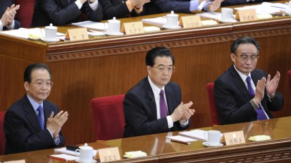 中共国家主席胡锦涛（中）、国务院总理温家宝（左）和全国人大常委会委员长吴邦国（右）在中国人民政治协商会议第十一届全国委员会开幕式上。（图片来源：LIU JIN/AFP via Getty Images）
