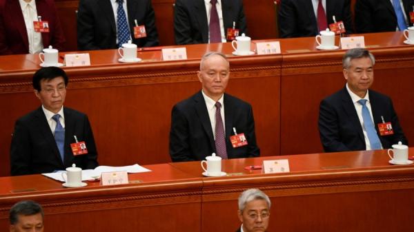 全国政协主席王沪宁、政治局常委蔡奇、李希在北京人民大会堂出席全国人民代表大会第四次全体会议。（图片来源：GREG BAKER/POOL/AFP via Getty Images）