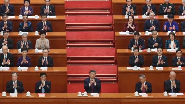 2025年3月11日，中共党魁习近平（中）、国务院总理李强、常委王沪宁、中共中央政治局常委蔡奇、国务院副总理丁薛祥在中国北京人民大会堂出席第十四届全国人民代表大会第三次会议闭幕式。示意图。（图片来源：Lintao Zhang/Getty Images）