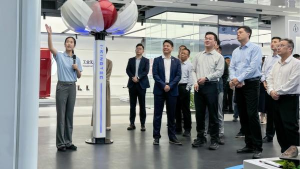 蔡奇的儿子蔡尔津参观北京的低空人工智能企业“云圣智能”。（网络截图）