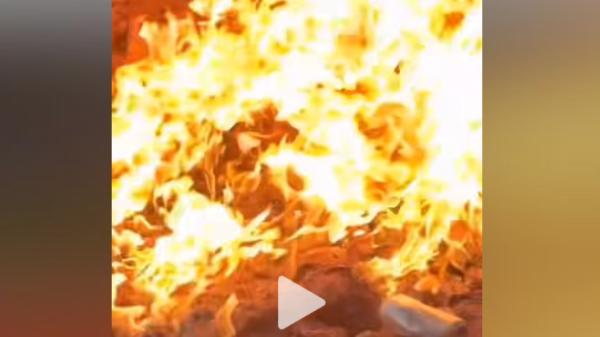 四川南充蓬安县一块菜地突燃大火，已燃烧8天不灭。（图片来源：视频截图）