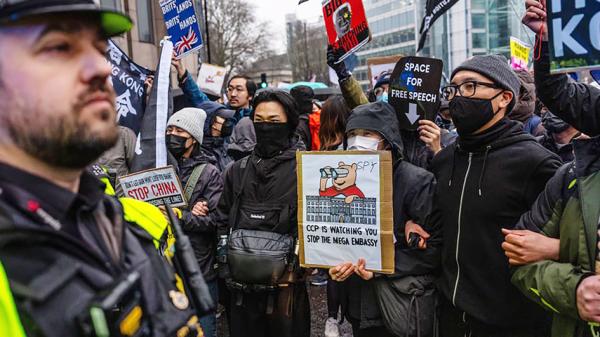 英国当地民众和数个团体已举行多次集会，反对在伦敦金融区附近建造中国使馆。（Carl Court/Getty Images）