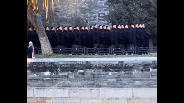 北京中南海附近黑压压的 “ 黑衣 ”。（图片来源：视频截图）