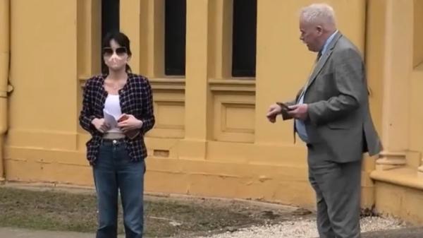 杨兰兰替身从悉尼警局出来后，被《每日邮报》拦下询问。（图片来源：网络图片）