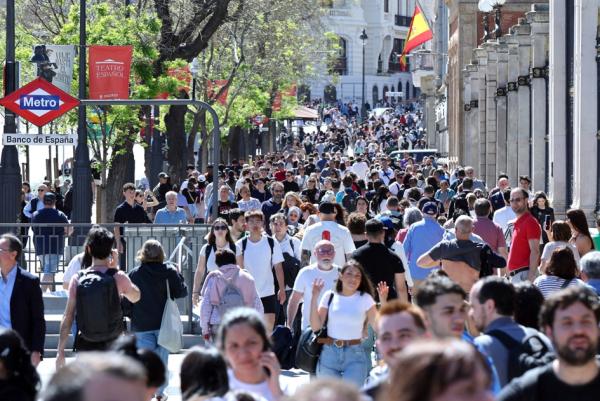 马德里市中心人们来来往往。(THOMAS COEX/AFP via Getty Images)
