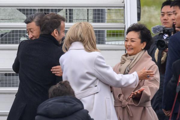 2024年5月7日,中共国家主席习近平和夫人彭丽媛在法国西南部塔布-卢尔德机场出发前拥抱法国总统马克宏和夫人布丽吉特·马克宏。(图片来源:Getty Images)