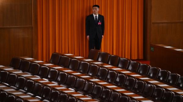 2024年3月10日,北京人民大会堂,中共人民政治协商会议闭幕前,一名安保人员在看守代表席。(图片来源:Getty Images)
