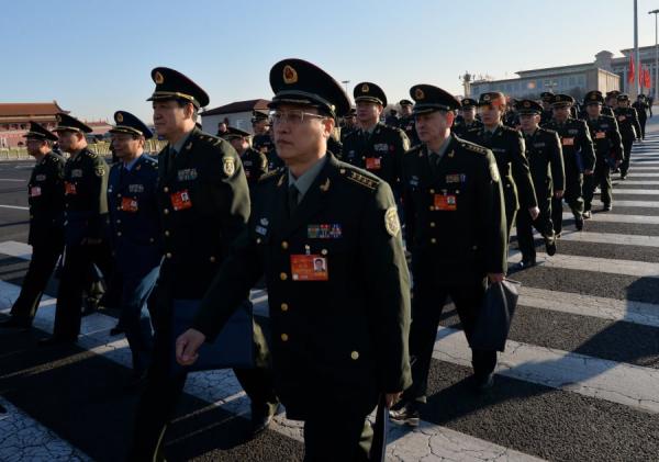2014年3月5日,出席中共全国人民代表大会第一次会议的军队代表抵达北京人民大会堂。(图片来源:Getty Images)
