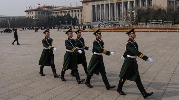2024年3月10日:中共人民政治协商会议闭幕式结束后,共军仪仗队在天安门广场行进。(图片来源:Getty Images)