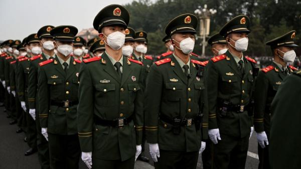 2022年10月1日,中共国殇日当天,北京天安门广场升旗典礼结束后,士兵列队站岗。(图片来源:Getty Images)