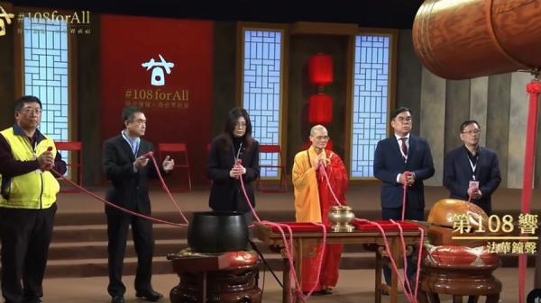 郑丽文祈福时,手中握着的红色绳子两度“狂抖”,相关影片掀起网友热议。(图片来源:视频截图)