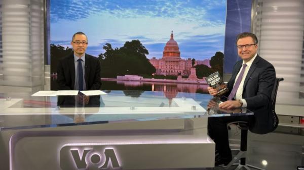 《按需杀戮》一书的作者、《大纪元时报》高级编辑杨杰凯(Jan Jekielek)2026年2月16日在美国之音总部演播室接受美国之音中文部专访。(图片来源:美国之音)