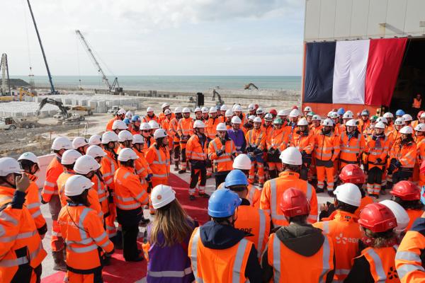 法国总统马克龙（中）于3月12日在彭利核电站参观EPR2新一代反应堆建设工地时发表讲话。（Ludovic MARIN / POOL / AFP via Getty Images）