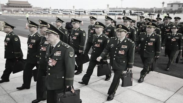 军事代表团成员抵达北京参加会议。（Getty Images）