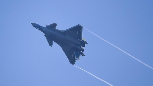 2016年11月1日,一架歼20战斗机在广东省珠海市举行的珠海航展上表演。(图片来源:Getty Images)