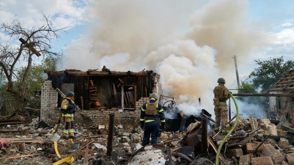 2025年8月26日,在乌克兰伊韦尔斯克,消防员在俄罗斯无人机袭击一栋房屋后,扑灭了大火。(Getty Images)