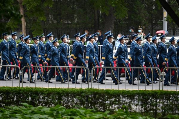 2021年7月1日,在北京天安门广场附近,中共士兵在庆祝所谓中共成立100周年活动结束后,在一条被封锁的街道上行进。(图片来源:Getty Images)