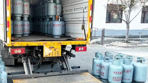 中国大陆厨房里使用的液化气罐。（图片来源：视频截图）