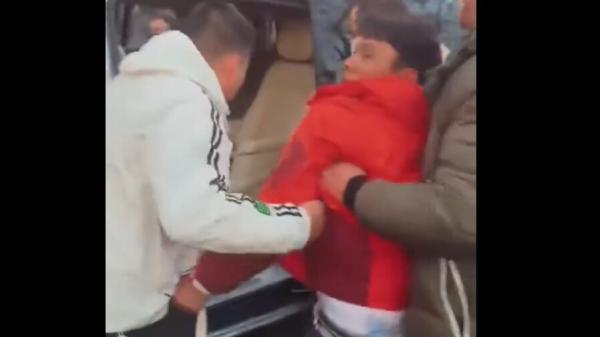 儅包头便衣撞上北京爷们儿。（图片来源: 视频截图 X账号)