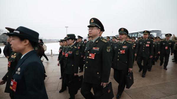 2026年3月5日，中共全国人大第四次会议在北京人民大会堂开幕，中共军委代表团抵达会场。（图片来源：Getty Images）