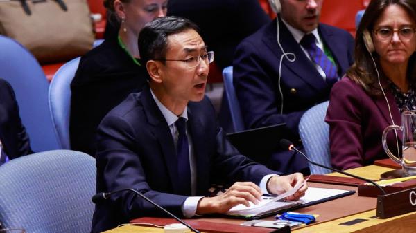 2025年9月23日,中共常驻联合国副代表、特命全权大使耿爽在纽约联合国总部举行的联合国安理会乌克兰问题会议上发言。(图片来源:Getty Images)