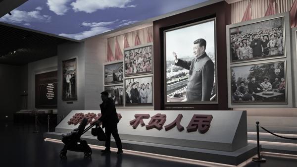 2026年3月1日，在全国人民代表大会年度会议开幕前夕，参观者走过位于北京的中国共产党博物馆。（图片来源：Pedro PARDO / AFP via Getty Images）