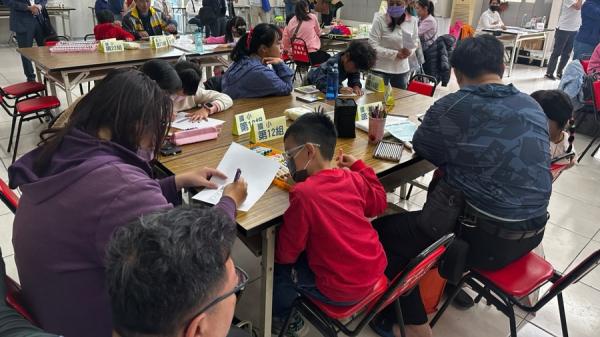 3月14日,干净世界在台南市新建路的一处活动中心举办了一场亲子活动,内容为幼儿组与一年级组的小朋友着色比赛。(图片来源:Anna/看中国)