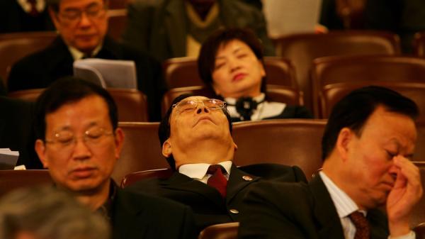 2007年3月5日,中共各代表团在出席全国人民代表大会开幕式时打瞌睡。(图片来源:Getty Images)