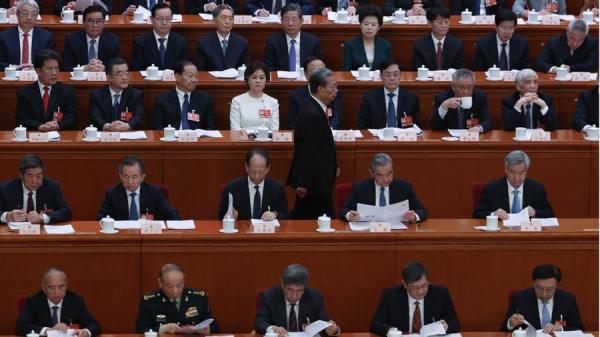 2026年3月9日,在北京召开中共全国人大会议,全国人大常委会委员长赵乐际(中)在发言后走回座位。(图片来源:Getty Images)