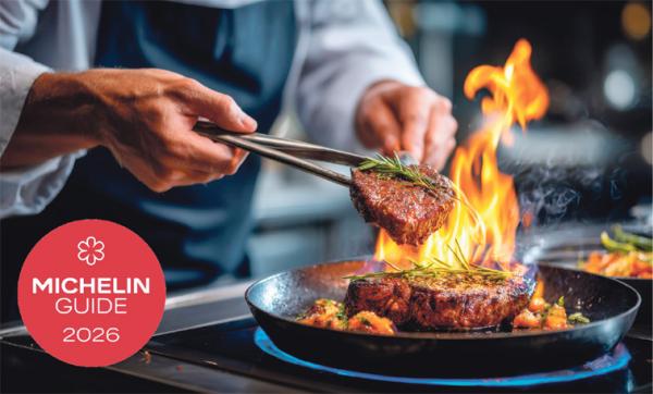 一位厨师在火上炙烤牛排。（123RF）