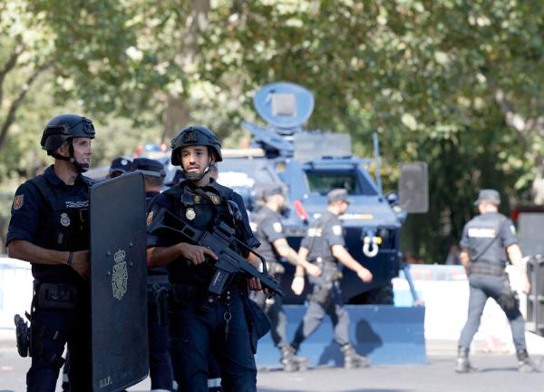 西班牙警察（PIERRE-PHILIPPE MARCOU/AFP via Getty Images）