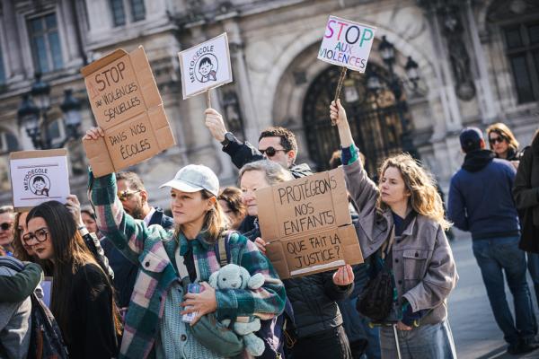 3月21日,在巴黎市政厅门前,抗议者手举写有“停止校园性暴力”“保护我们的小孩”等标语。(Amaury Cornu / Hans Lucas / AFP via Getty Images)