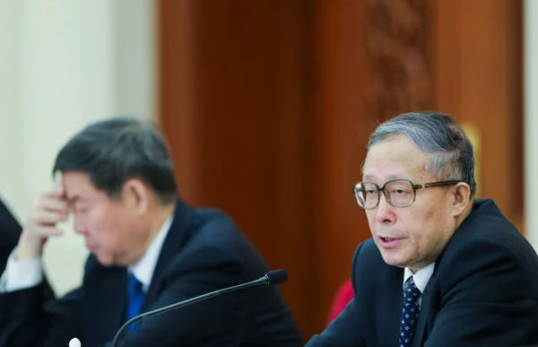 2017年3月7日,中共两会期间,时任天津市委书记李鸿忠(右)在北京人民大会堂举行的天津代表团审议政府工作报告的小组讨论中发表讲话。(图片来源:Getty Images)