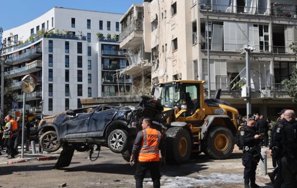 2026年3月24日,在以色列特拉维夫(Tel Aviv),以色列安全部队人员和紧急服务人员聚集在一处伊朗导弹袭击现场。(图片来源:Getty Images)