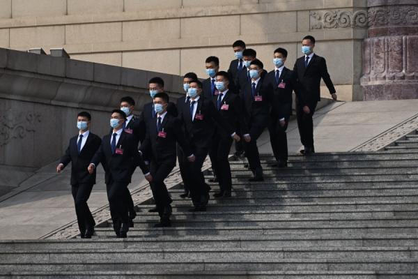  2024年3月10日，北京，中共政协会议闭幕式后，安保人员在人民 大会堂外行走。（图片来源：Getty Images）