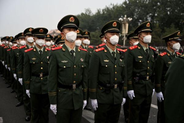 2022年10月1日，中共国殇日当天，北京天安门广场升旗典礼结束后，士兵列队站岗。（图片来源：Getty Images）