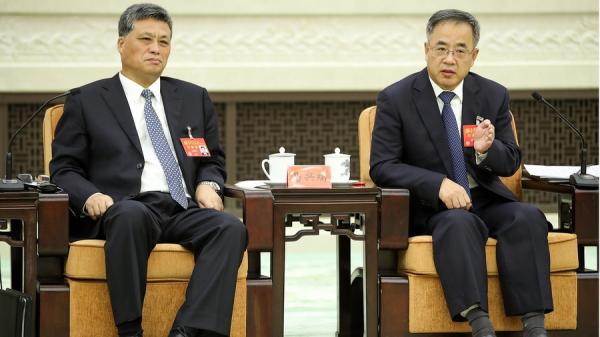 2017年10月19日,时任广东省委书记胡春华(右)与时任广东省省长马兴瑞(左)出席在北京人民大会堂举行的中共十九大会议。(图片来源:Getty Images)