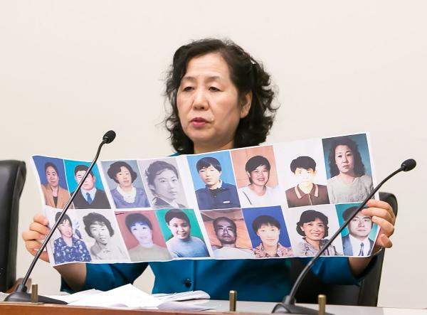 2016年5月26日，在美国华盛顿国会大厦的座谈会上，王春彦展示了16位在中国被迫害致死的法轮功朋友的照片。