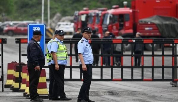 山西留神峪发生矿难后，警方在煤矿外道路上维持秩序。（图片来源：Getty Images）