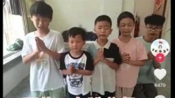 大陆五个孩子跪求中共当局和媒体营救被困缅甸电诈园的父亲。（图片来源：网络图片）
